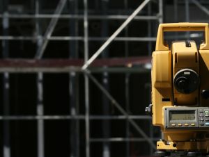 Kompleksowa obsługa inwestycji - tachimetr na placu budowy